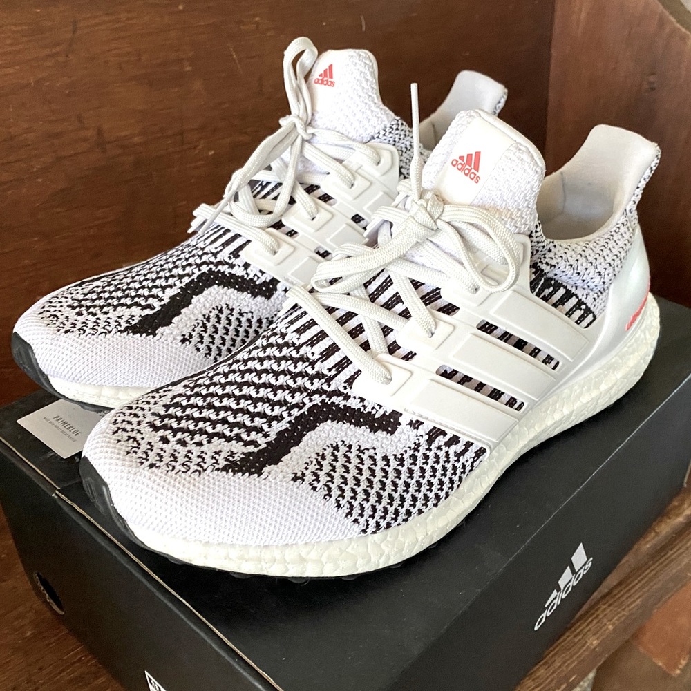 Adidas ULTRABOOST 5.0 DNA
Color: Cloud White / Core Black 
M 8.5 / W 9.5
